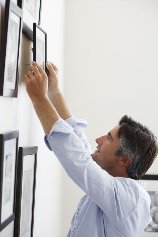 Picture Hanging Service in Kansas City, KS
